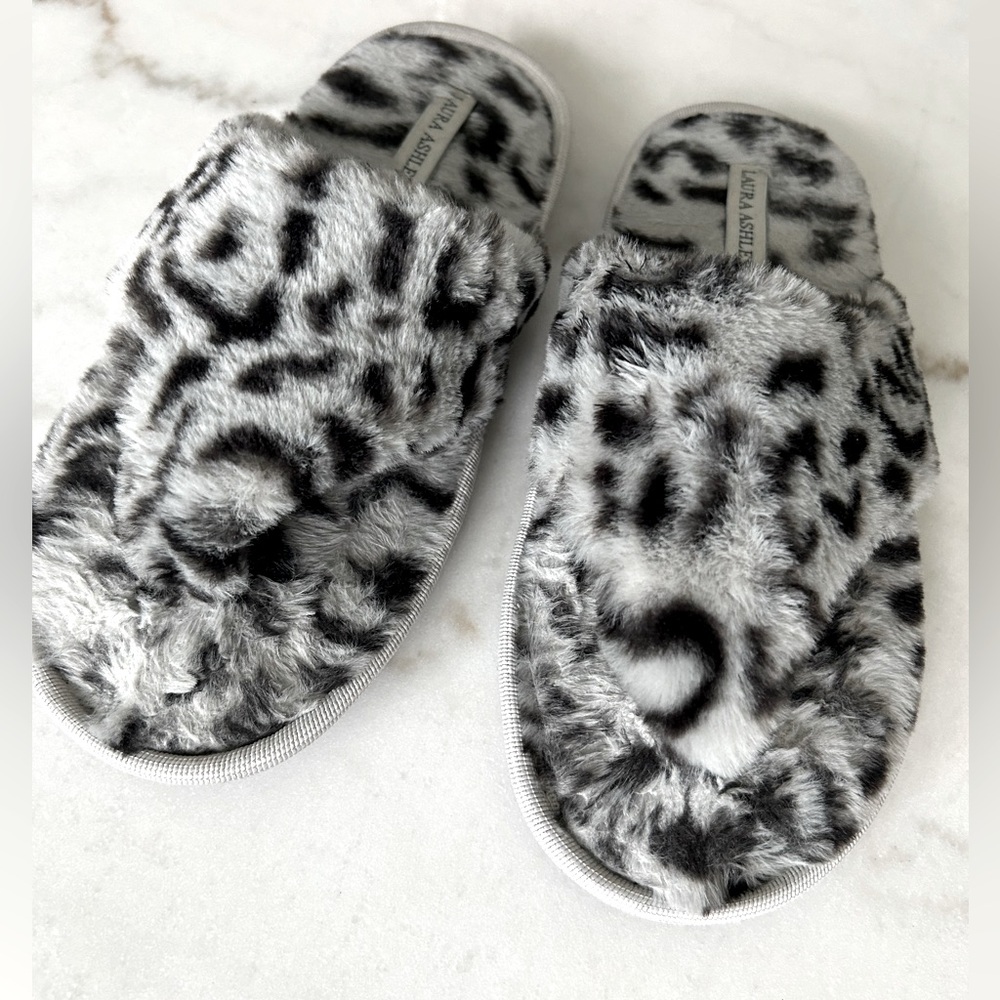 Laura Ashley black and gray cheetah flip-flop style slippers size 8-9 women’s